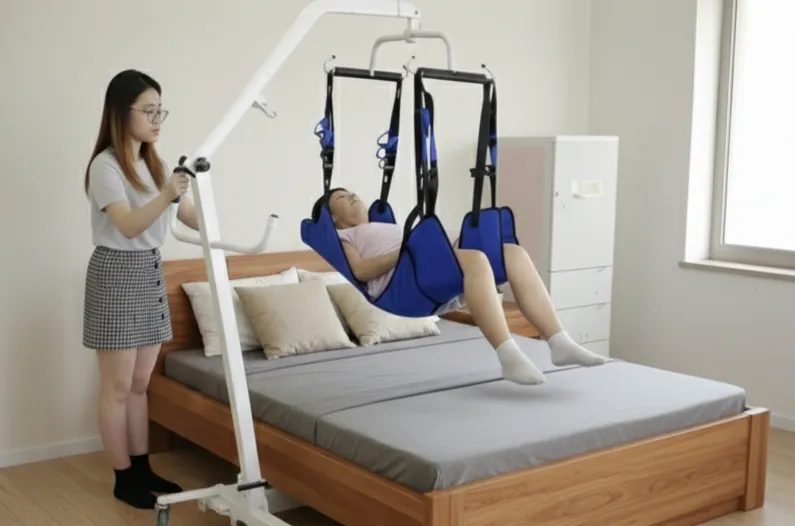 Penjaga membantu warga emas menggunakan transfer chair di rumah